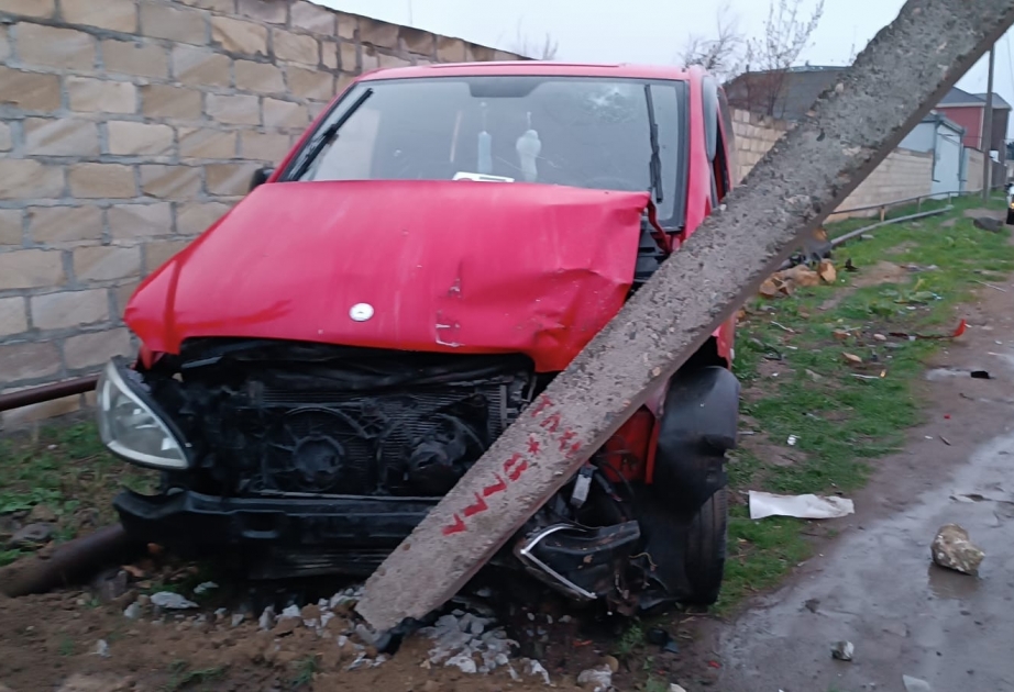 Tovuzda avtomobil elektrik dirəyinə çırpılıb