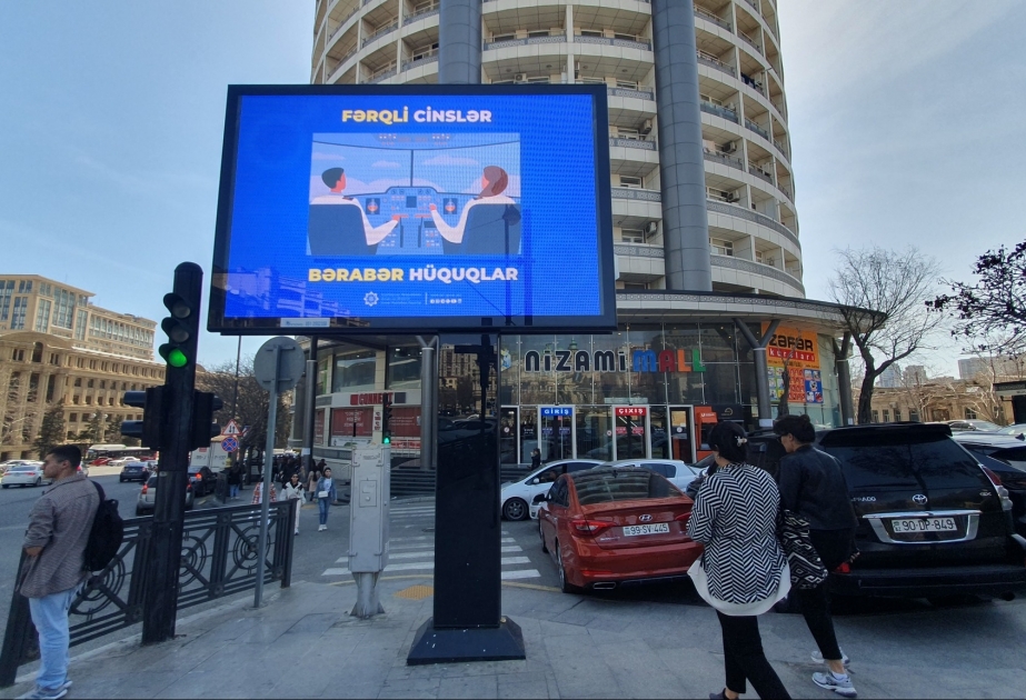 Əmək münasibətlərində gender bərabərliyi ilə bağlı posterlər Bakının müxtəlif məkanlarında