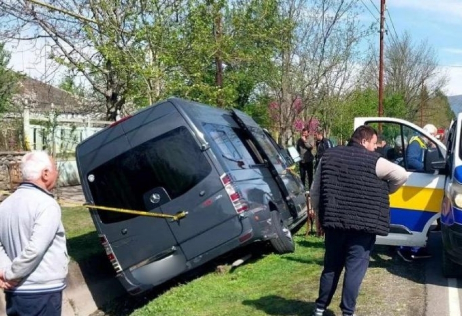 Gürcüstanda turistləri daşıyan mikroavtobus qəzaya uğrayıb, 10 nəfər yaralanıb