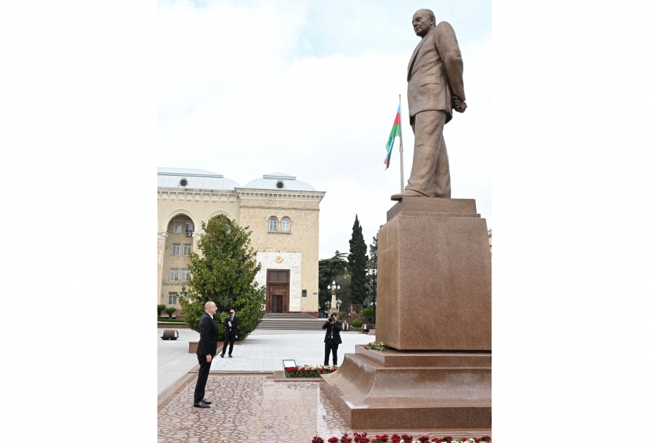 President Ilham Aliyev visited statue of Great Leader Heydar Aliyev in Ganja VIDEO