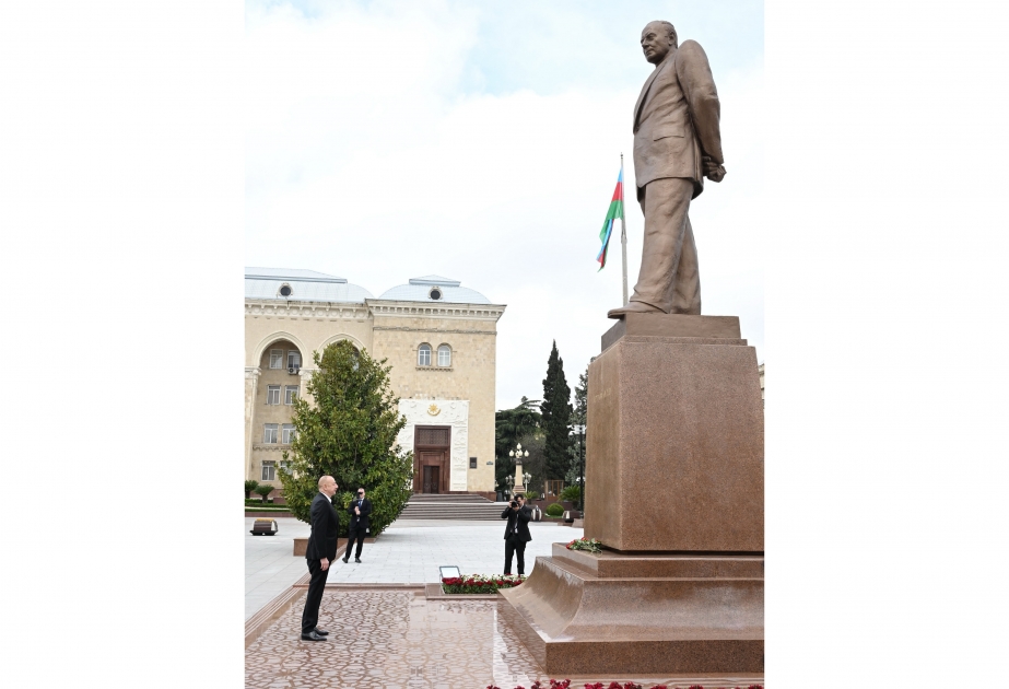 Präsident Ilham Aliyev besucht Denkmal von Nationalleader Heydar Aliyev in Ganja VIDEO