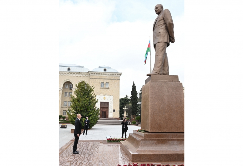 El Presidente Ilham Aliyev visita la estatua al Gran Líder Heydar Aliyev en Ganja