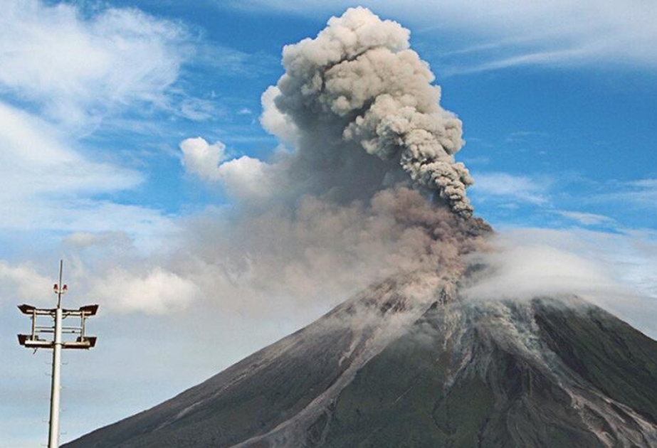 Ebeko vulkanı 3,5 kilometr yüksəkliyə kül püskürdü