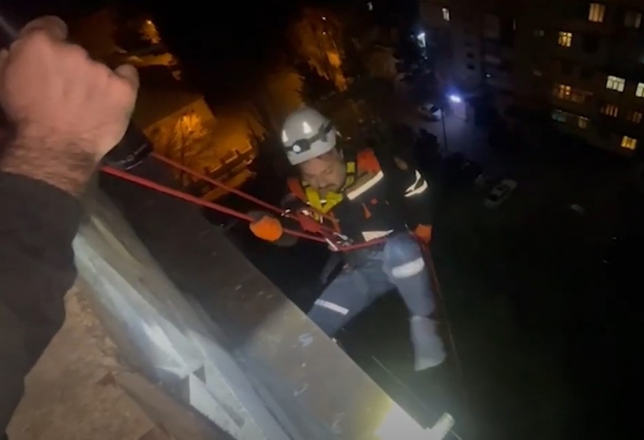 Bakıda bağlı qapı arxasında köməksiz qalmış 3 və 5 yaşlı uşaqlar xilas edilib VİDEO