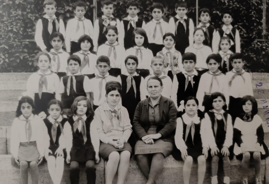 Nizami Gəncəvi adına Xankəndi şəhər məktəbinin məzunları 41 ildən sonra görüşüblər