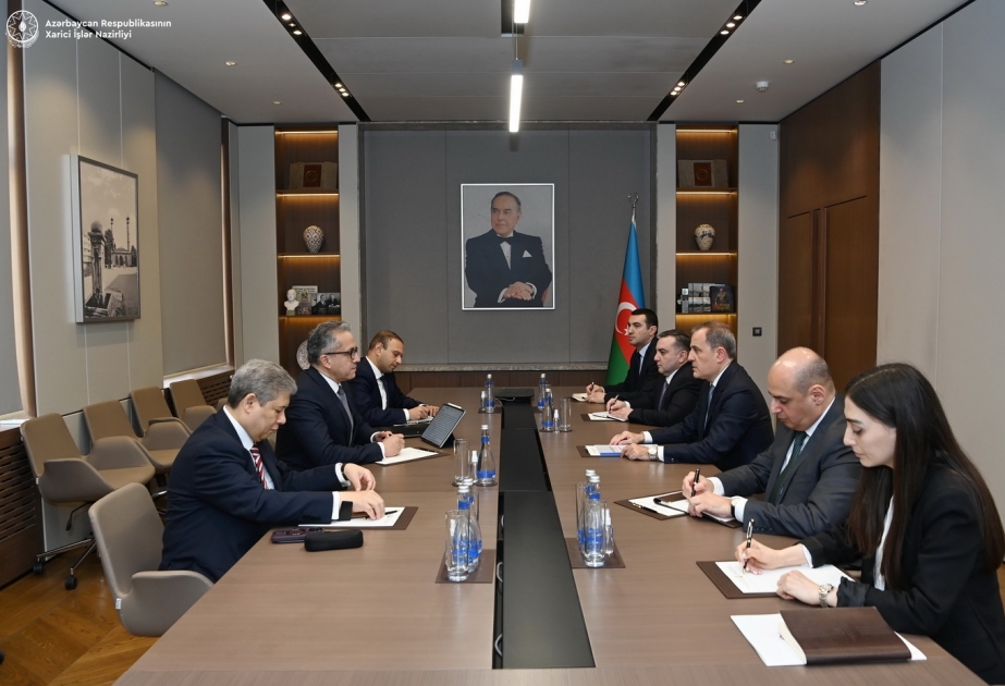El Canciller de Azerbaiyán se reúne con el candidato al puesto de Director General de la UNESCO