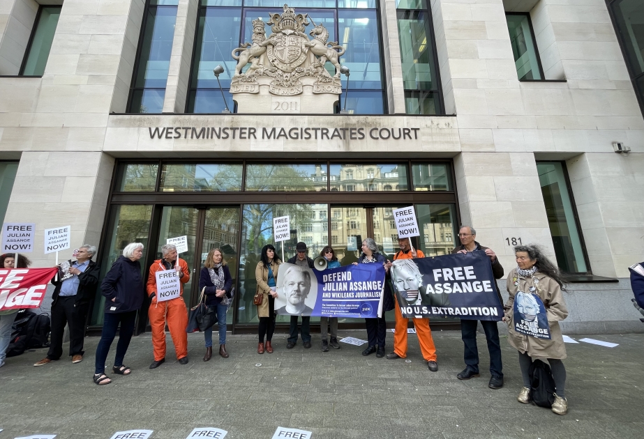 Londonda Assanja dəstək aksiyaları davam edir - Belmarş həbsxanasının önündən... - FOTOLAR