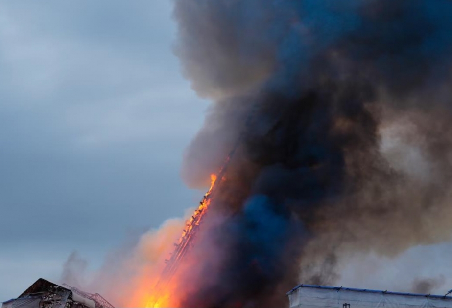 В Копенгагене горит здание биржи
