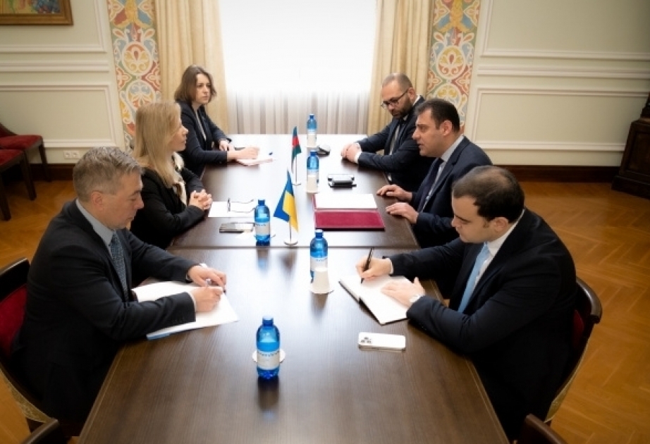 Se abordan cuestiones de cooperación bilateral entre Azerbaiyán y Ucrania