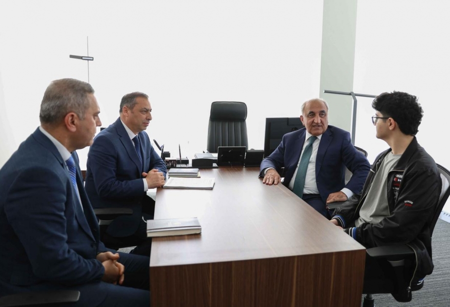 UNEC-in rektoru buraxılış imtahanında 300 bal toplayan abituriyentlə görüşüb