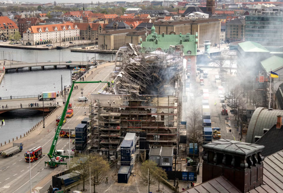 Kopenhagendə yanan tarixi birjanın fasadı uçub