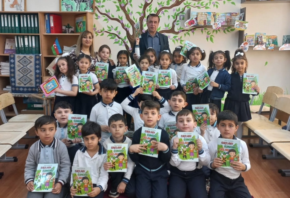Məktəblilər uşaq yazıçısı Vüqar Haqverdiyevlə görüşüblər