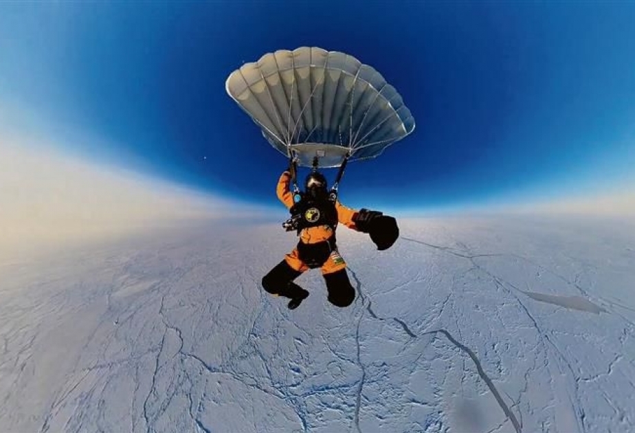 Rusiyalı üç paraşütçü stratosferdən Şimal Qütbünə enib