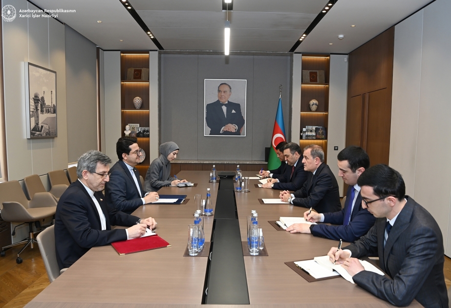 El ministro de Asuntos Exteriores azerbaiyano recibe al embajador saliente de Irán