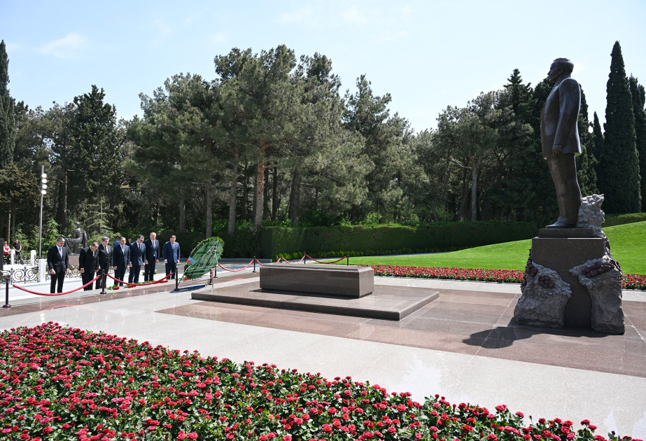Une délégation parlementaire géorgienne visite les allées d’Honneur et des Martyrs à Bakou