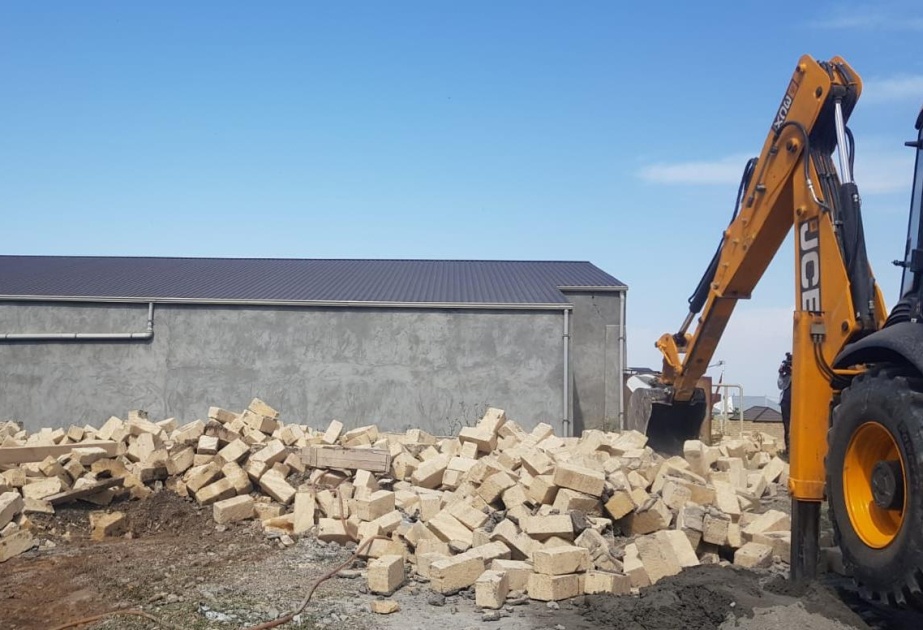 Fövqəladə Hallar Nazirliyi Gəncədə daha bir qanunsuz tikilini söküb