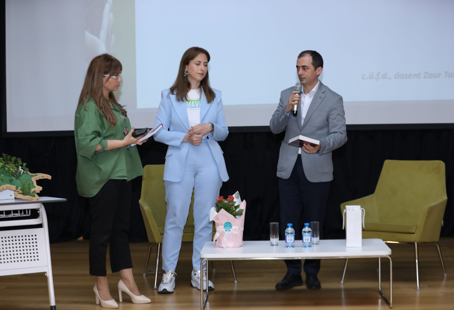 Coğrafiyaçı alimlər məktəblilərlə görüşüb
