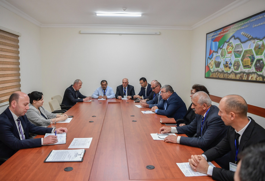 Kənd təsərrüfatı nazirinin müavini Qusarda vətəndaşları qəbul edib, fermerlərlə görüşüb