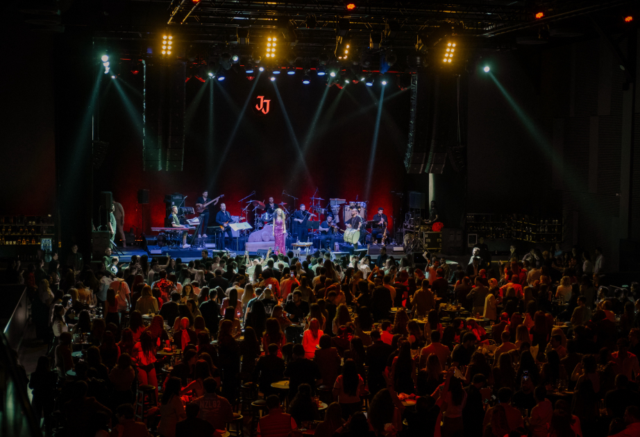 ®  “Jolly Joker”in ilk qlobal məkanı “Jolly Joker Bakı”da Yıldız Tilbe izdihamı