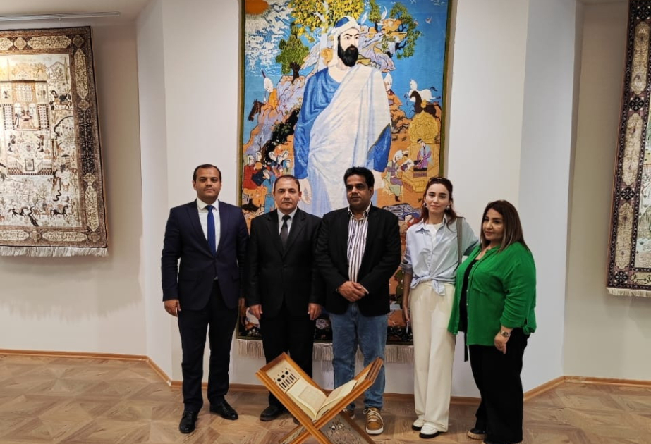 Pakistanlı alim Nizami Gəncəvi məqbərəsini ziyarət edib