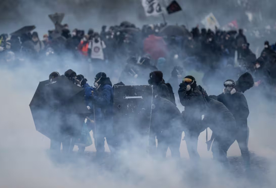 D'après Amnesty International, les autorités françaises ont restreint de manière excessive et illégitime le droit de manifester