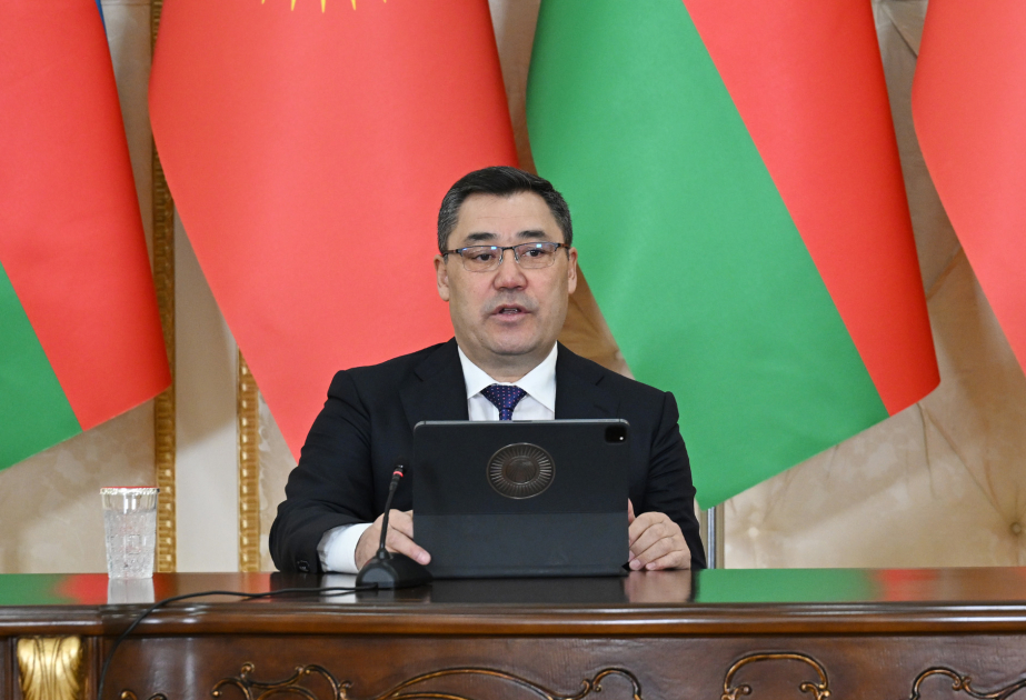 Le président kirghiz parle de la construction d'une école dans la région d'Aghdam