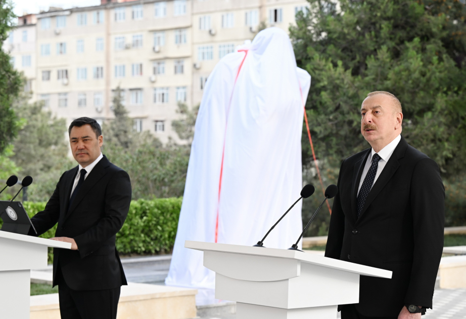 El Presidente Ilham Aliyev y el Presidente Sadyr Japarov asisten a la ceremonia de inauguración del monumento a Chinguiz Aitmátov en Bakú