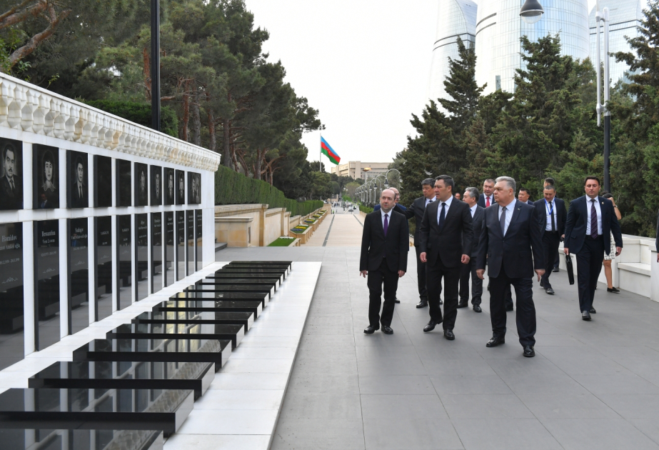 Qırğızıstan Prezidenti Sadır Japarov Bakıda şəhidlərin xatirəsini anıb