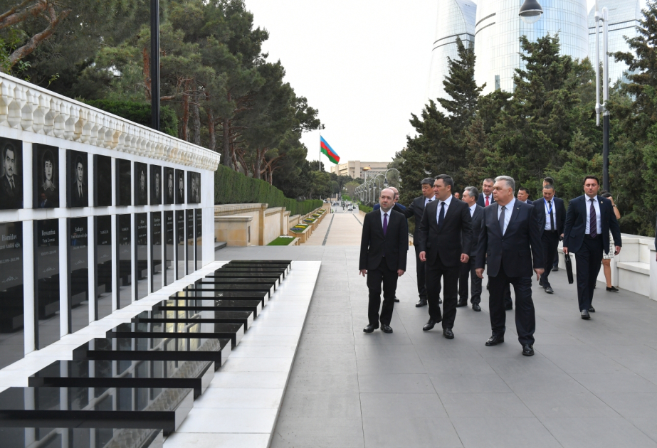 Президент Кыргызстана Садыр Жапаров почтил память шехидов в Баку