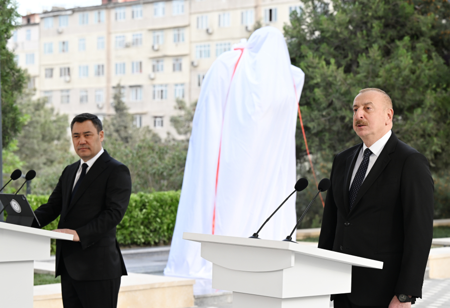 阿塞拜疆和吉尔吉斯斯坦两国总统在巴库出席钦吉兹·艾特马托夫纪念碑落成仪式