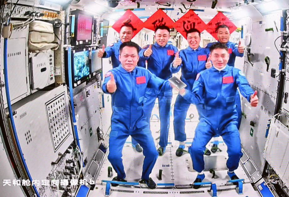 Çinin “Şencou-18” missiyasının astronavtları kosmik stansiyaya çatıb VİDEO