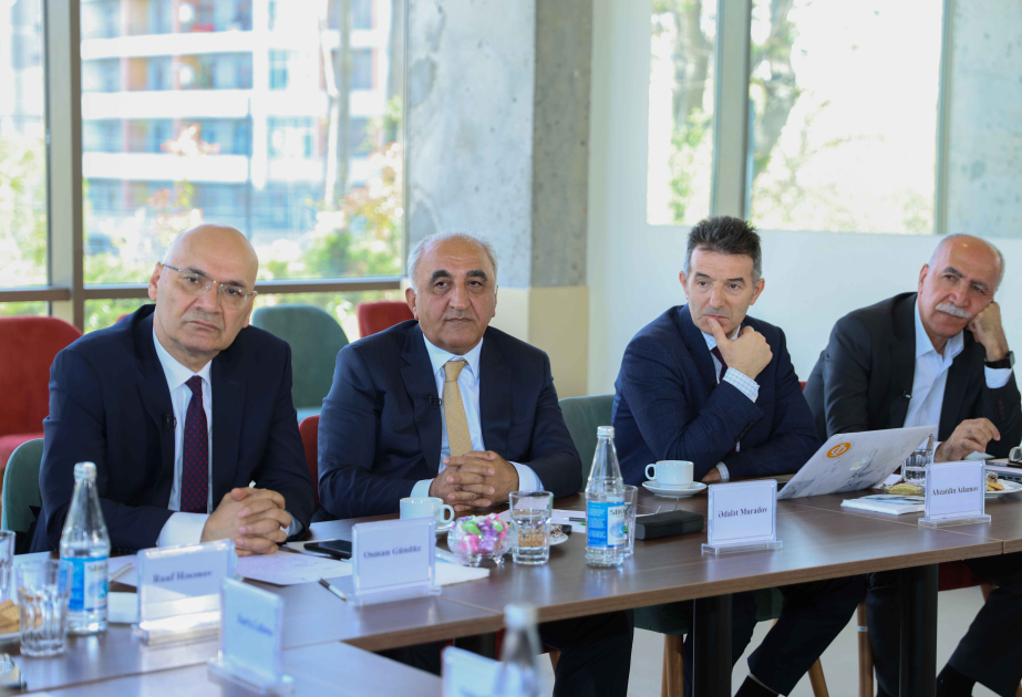 “Yaşıl iqtisadiyyat, rəqəmsal Azərbaycan” – UNEC-də ictimai müzakirə