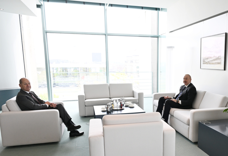 阿塞拜疆总统和德国总理奥拉夫·朔尔茨在柏林举行单独会晤