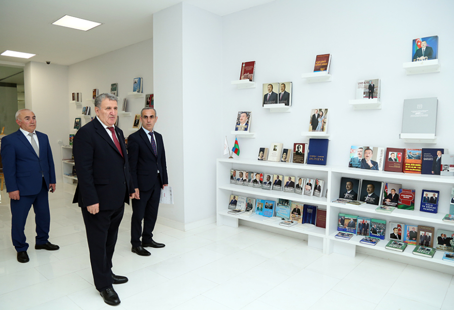 Akademik İsa Həbibbəyli Mərkəzi Elmi Kitabxanadakı sərgilərlə tanış olub