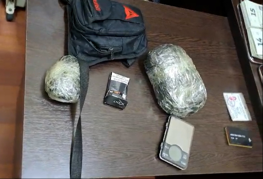 “Koroğlu”da polisdən qaçmaq istəyən narkokuryer barəsində cinayət işi başlanılıb VİDEO
