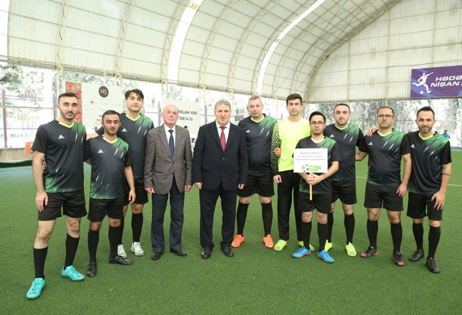 AMEA-da Ulu Öndər Heydər Əliyevin anadan olmasının 101-ci ildönümünə həsr edilmiş futbol yarışının açılış mərasimi olub