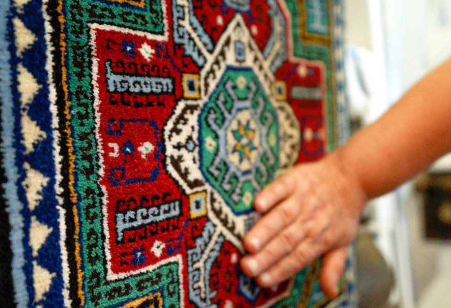 حياكة ضرب "قاسم اوشاغي" أول سجاد بمركز لاتشين للسجاد