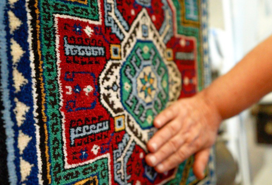 La primera alfombra "Gasimushaghi" se tejió en el centro de tejido de alfombras de Lachin