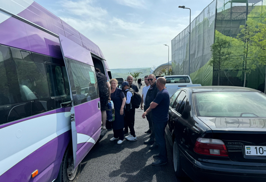 تقديم مفاتيح البيوت إلى العائلات التي أعيدت اليوم إلى لاتشين المحررة من الاحتلال الأرميني