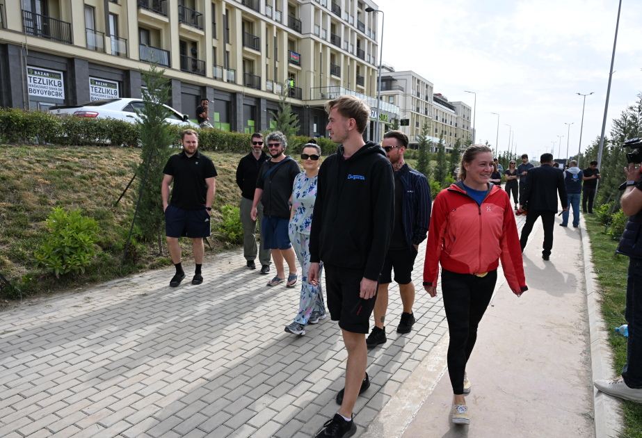 Des voyageurs norvégiens rencontrent les habitants de Fuzouli