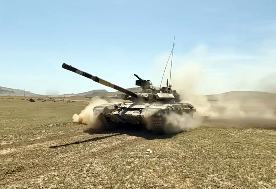 阿塞拜疆国防部：坦克部队进行作战训练