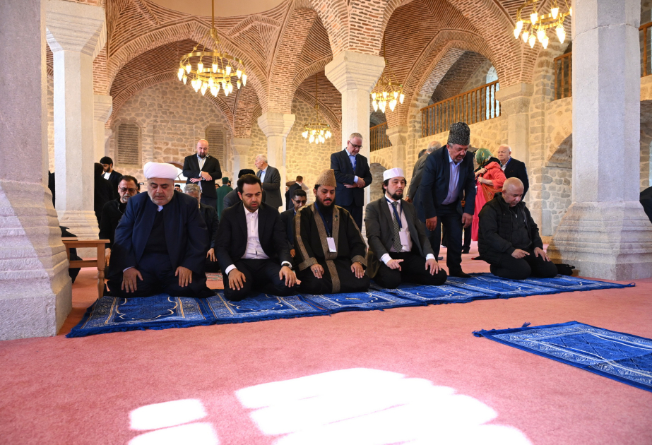 Müsəlman din xadimləri Yuxarı Gövhər Ağa məscidində namaz qılıblar