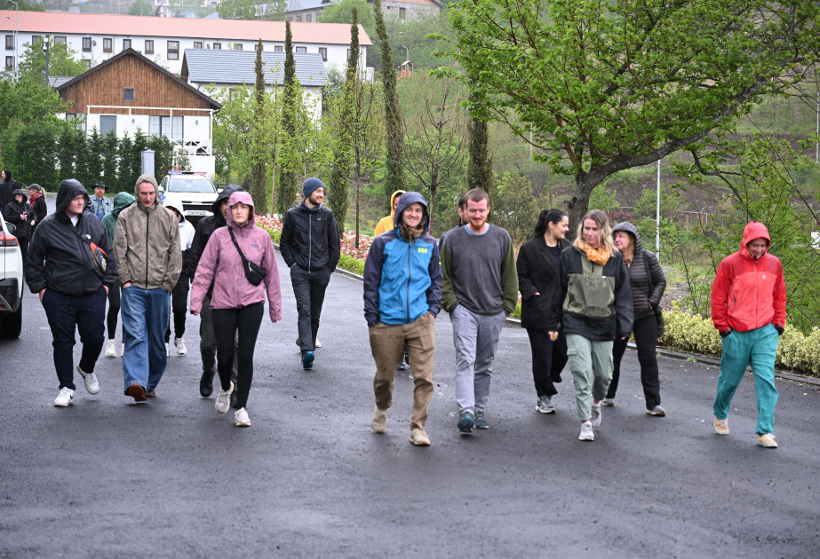 Los viajeros noruegos conocieron los trabajos de restauración y reconstrucción que se están llevando a cabo en Lachin
