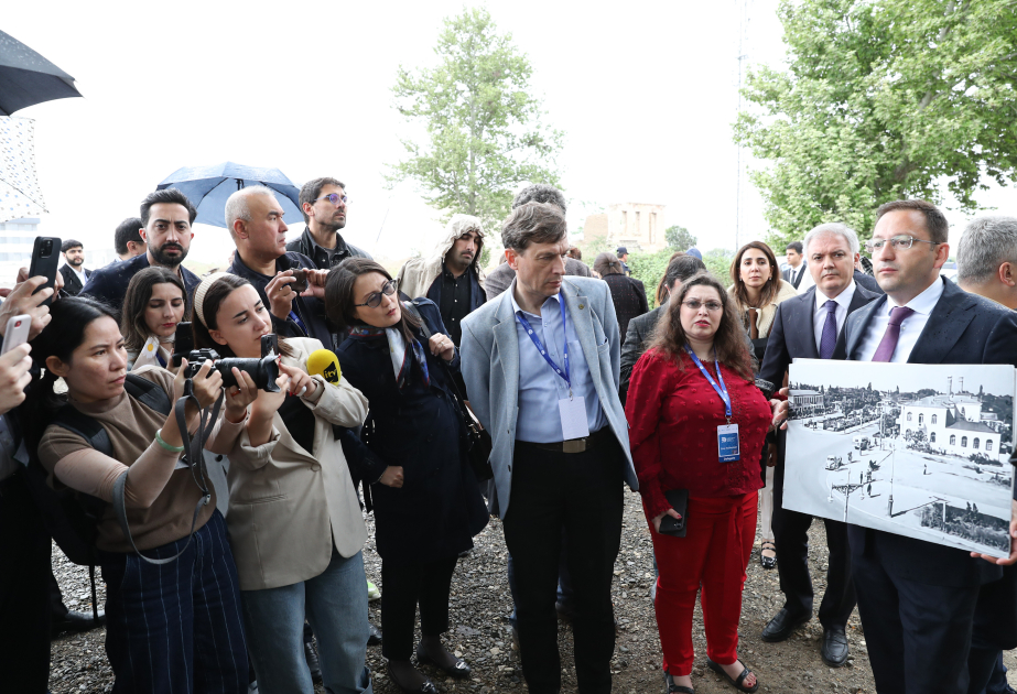 Los participantes del VI Foro Mundial del Diálogo Intercultural se familiarizaron con los monumentos destruidos de Aghdam