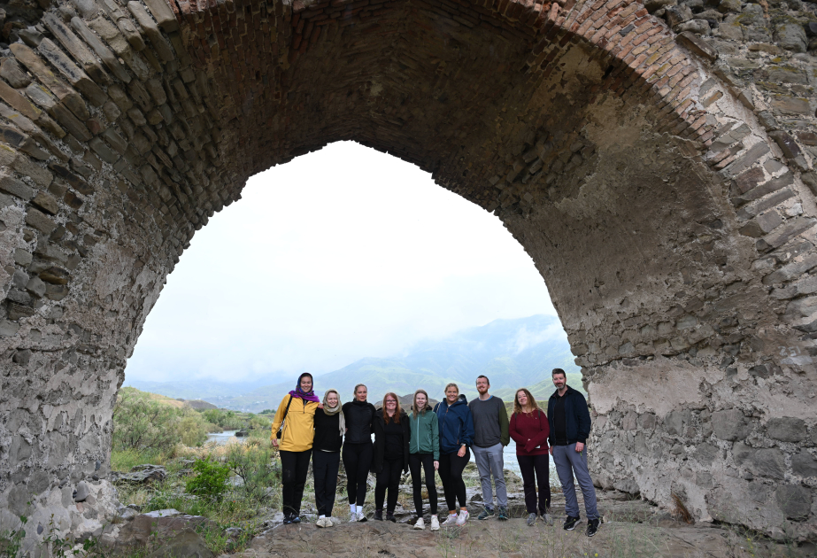 Norwegische Reisende lernen Khudafarin-Brücke kennen