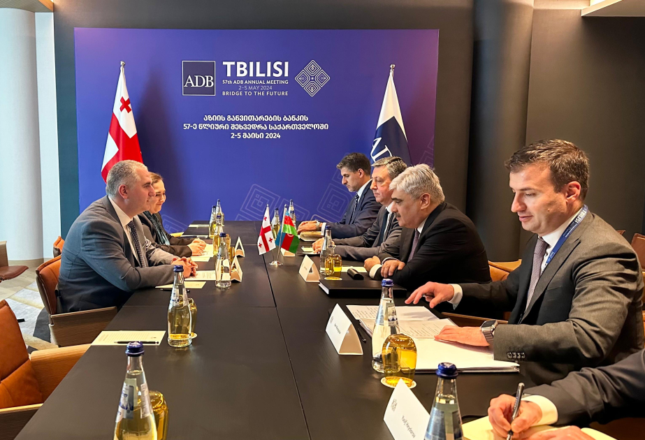 El Ministro de Finanzas de Azerbaiyán celebra varias reuniones en Tiflis