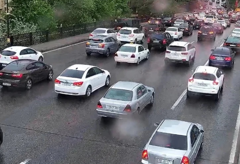 Bakının bir sıra yollarında sıxlıq müşahidə olunur