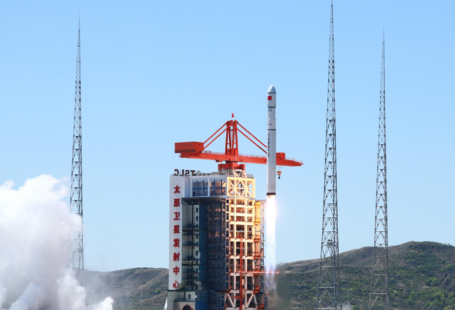 Çin yeni daşıyıcı raketi ilə orbitə 4 peyk çıxarıb
