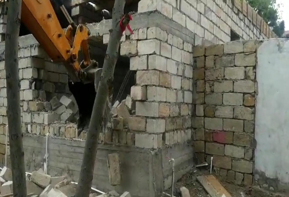 FHN: Sahil qəsəbəsində daha bir qanunsuz tikili sökülüb VİDEO