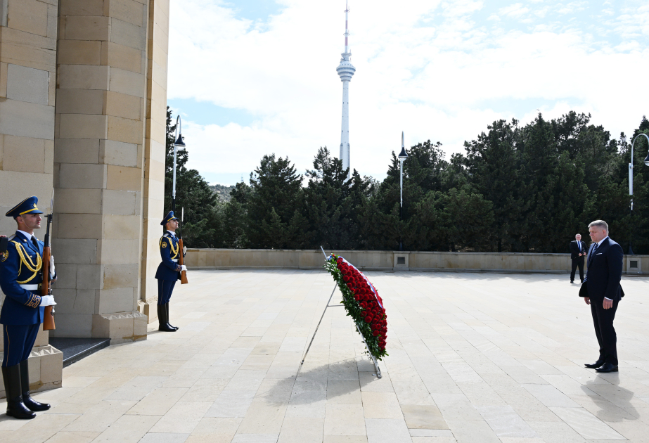 Slovak Prime Minister visits Alley of Martyrs in Baku